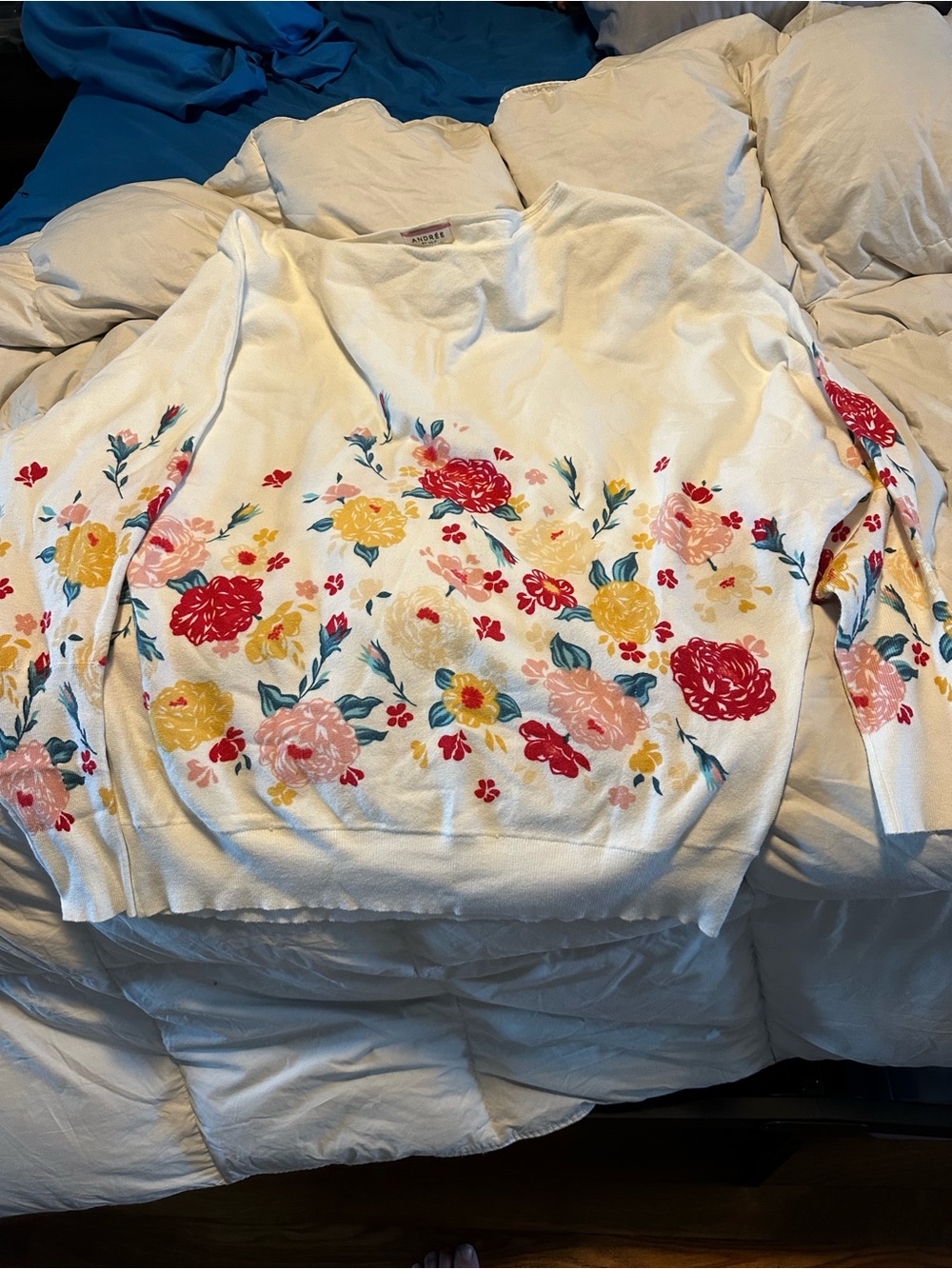 ANDREE BY UNIT White Floral Crewneck Sweater with Pink, Red and Yellow Blooms